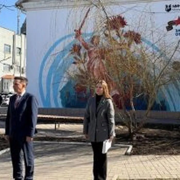 «Она смотрит в сторону Херсона. Она зовет»: В Геническе открыли мурал «Родина-мать зовет»