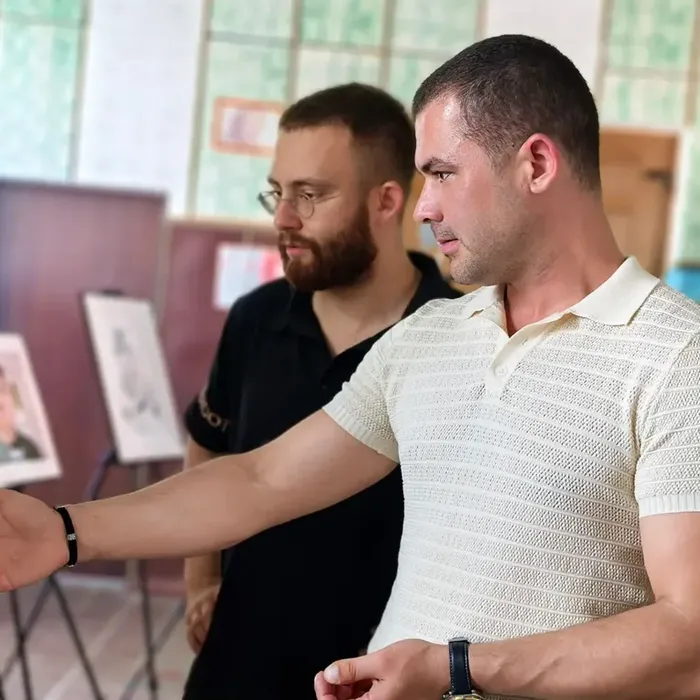 В Новотроицком открылась выставка «Герои освобожденной Херсонщины»
